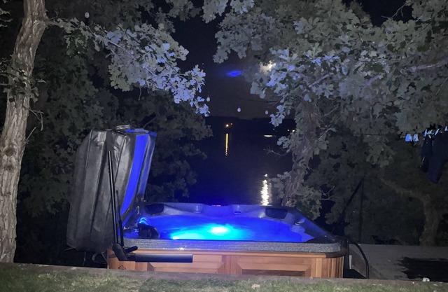 PELICANS NEST Family or couples get away with hot tub on the water