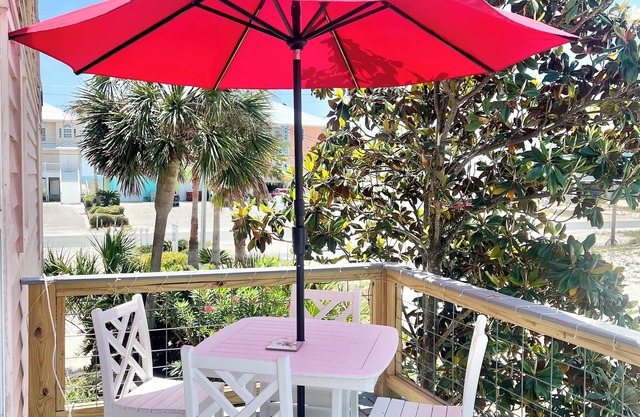 “Pelicans Roost” Beautiful Views! Relax On The Sun Deck. Steps to the Beach!