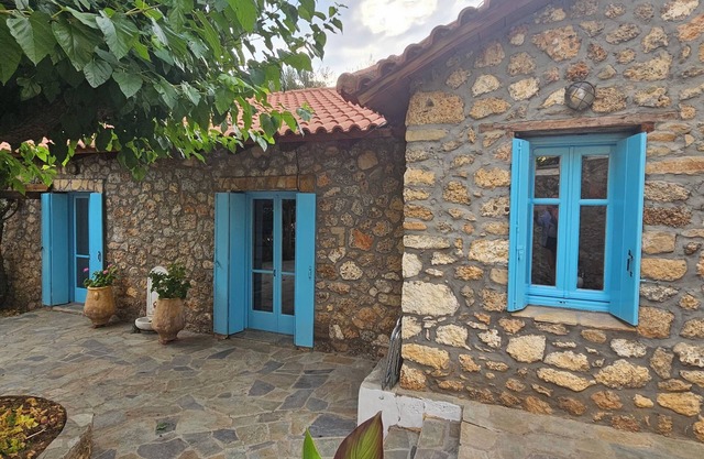 Peloponnese Hideout-traditional stone house with amazing views and pet friendly