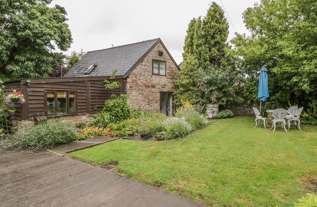 PEMBRIDGE COTTAGE, pet friendly, with a garden in Welsh Newton