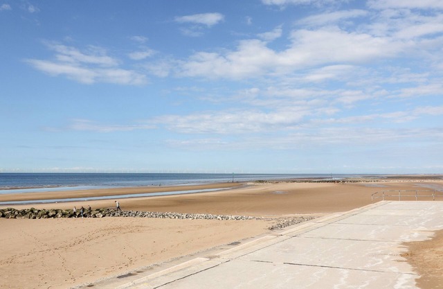 PEN-Y-CRAIG, pet friendly, character holiday cottage in Prestatyn