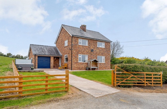PEN Y GAER, family friendly, with hot tub in Llannefydd