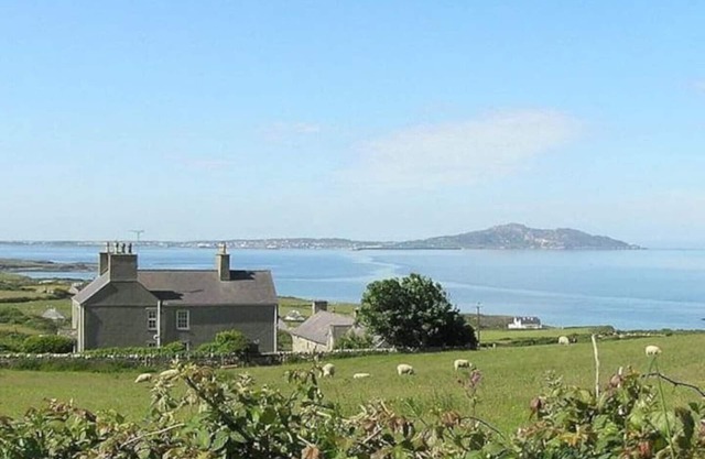 Pen y Graig - Back Wing, Church Bay, sea views, 500m to beach.