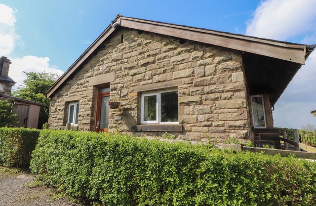 PENDLESIDE, pet friendly, character holiday cottage in Downham