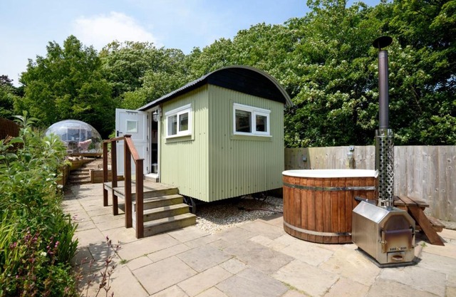 Penlea Retreat Luxury Coastal Shepherds Hut 5 Minute Walk to Pubs and Village