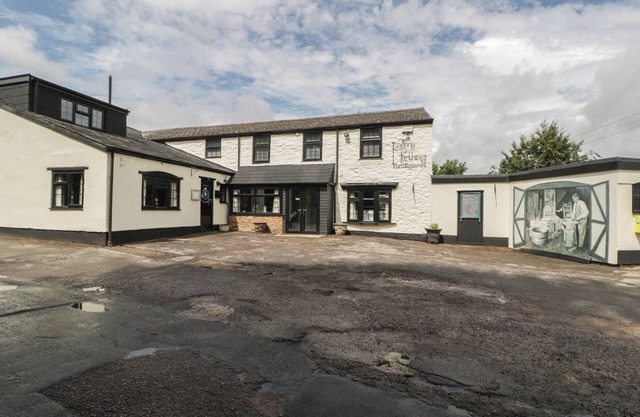 PENNY FARTHING INN, pet friendly, with open fire in Ross-On-Wye