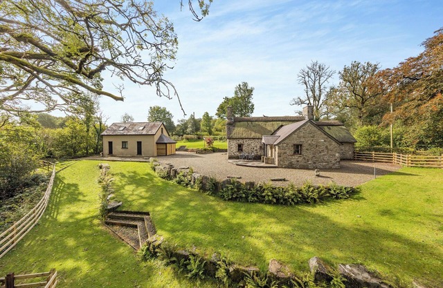 Penpompren is a beautiful thatched cottage located in the Cambrian Mountains.