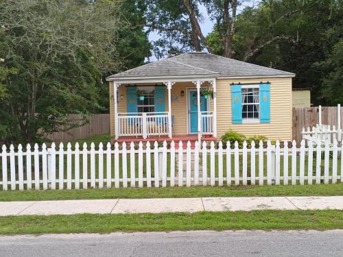 Pensacola hidden gem cottage 3 minutes from Navy Base, pet friendly