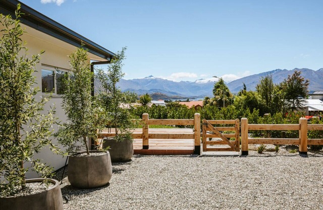Penshurst | Lake views | Hot tub