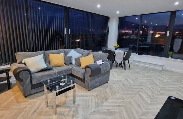 Penthouse,City views