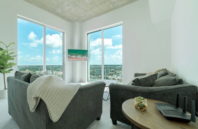 Penthouse Condo, minutes from Downtown & from the Beach