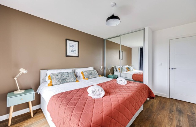 Penthouse Flat Central MK Balcony Parking