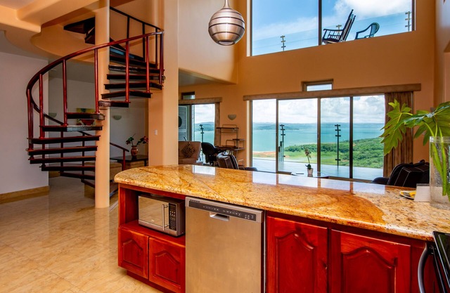 PENTHOUSE in LAKE ARENAL with POOL, FULL KITCHEN