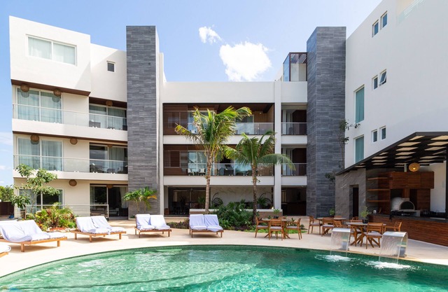 Penthouse Jungle Suite 402PH Pool Hot Tub BBQ