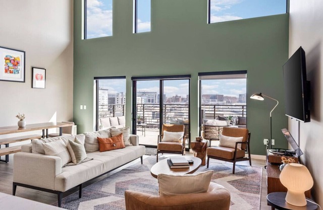 Penthouse Luxury w/Pool, Patio & City View - Walk to Broadway