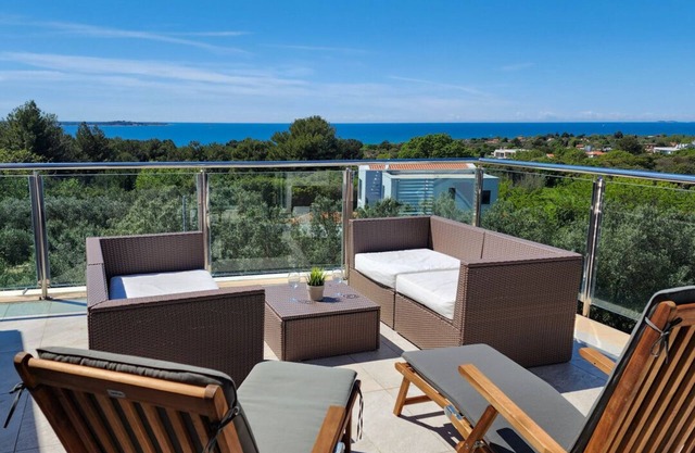 Penthouse with unobstructed sea views