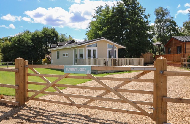 PENTNEY LODGE, pet friendly, with a garden in Middleton, Norfolk