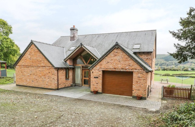 PENTREGO ISAF, family friendly, with open fire in Meifod, Powys