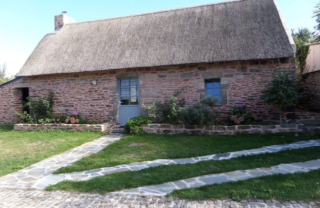 Penty, thatched cottage 2.5 km from the sea