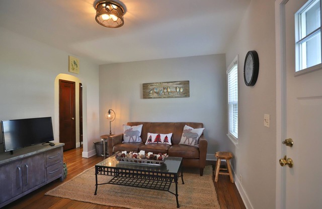 Peoria Heights Haven on the Trail- A Wooded Retreat Close to the Restaurants
