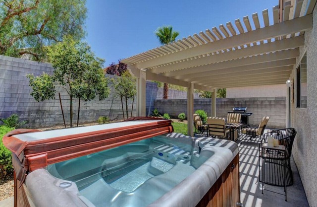 PERCEVAL · Charming-Spacious PrivateHome Fab Yard w/Jacuzzi