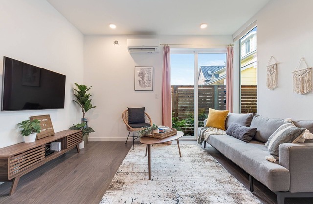 Perch - Centro Guesthouse E: Cozy Townhome w/Parking, Deck & Pet Friendly