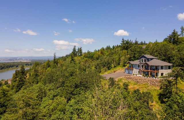 Perched on the Edge! Stunning Bluff with Wide River Views @ Kalama Oaks Lodge