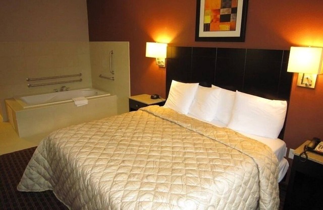 Perfect Stay at Red Carpet Inn Monmouth! Free Breakfast!