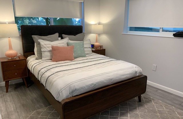 Perfect 2 BR Escape Near Smathers Beach w Bikes, fishing poles & Beach Chairs!