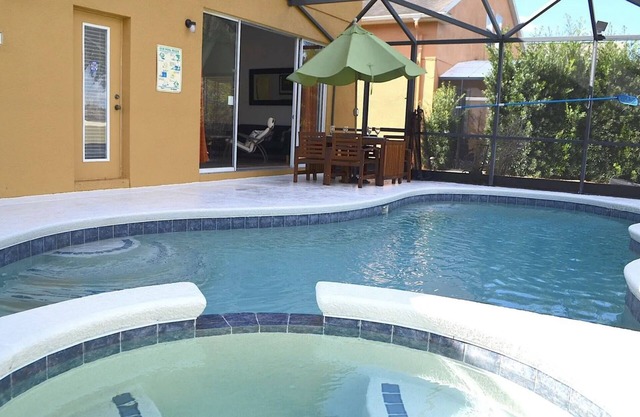 Perfect 5 bedroom family home with Pool & Jacuzzi near Disney World