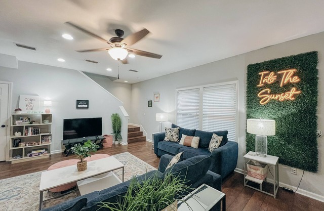 Perfect Background Hangout-Café Lit Patio, Bonfire, BBQ Grill-near UF Stadium!