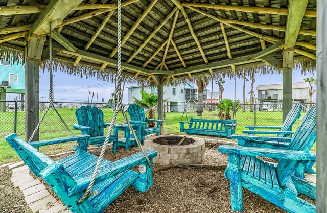 Perfect Beach Escape W/Firepit, Fast WiFi, Two Decks, & Beach Access Nearby