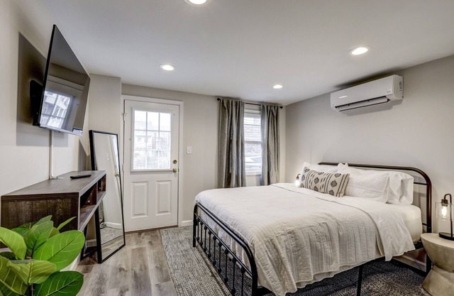 Perfect Cozy Home for Downtown Lancaster Visits