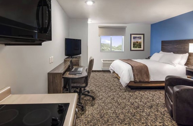 Perfect Family Stay: Room w/Kitchen by Children’s Museum!