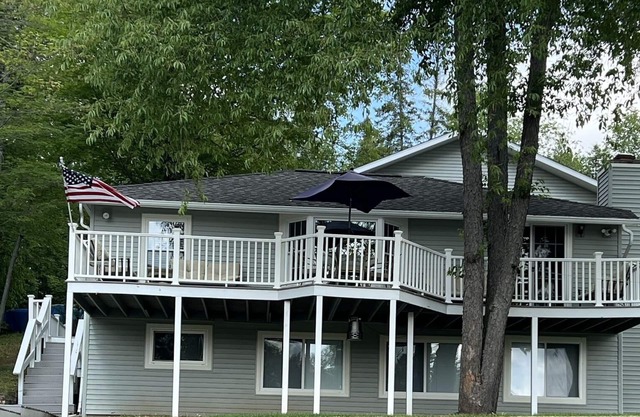 Perfect Family Vacation Spot on Lake includes 24-foot pontoon & Acorn Stairlift