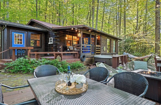 Perfect for couples! Modern, Private + Hot Tub, Fire pit, Fireplace & King Bed