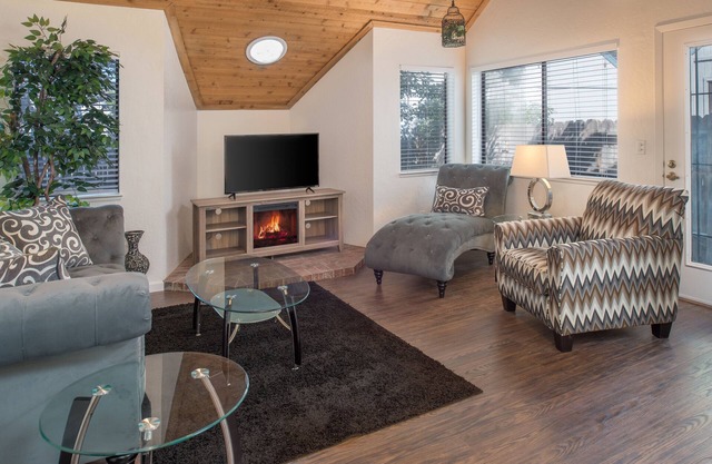 Perfect for TRAVEL NURSES and TESLA work 2 bed, single Garage