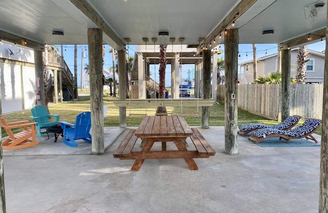 Perfect Friend and Family Beach House with Oceanview - 1 min walk to the beach!