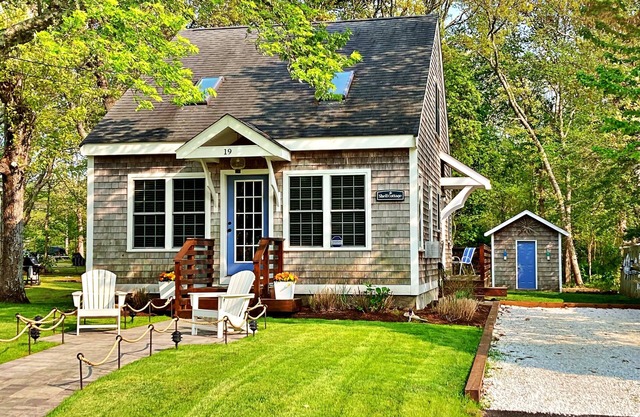 Perfect Island Location - Close to Beaches, Martha’s Vineyard Ferry & Cape Cod.