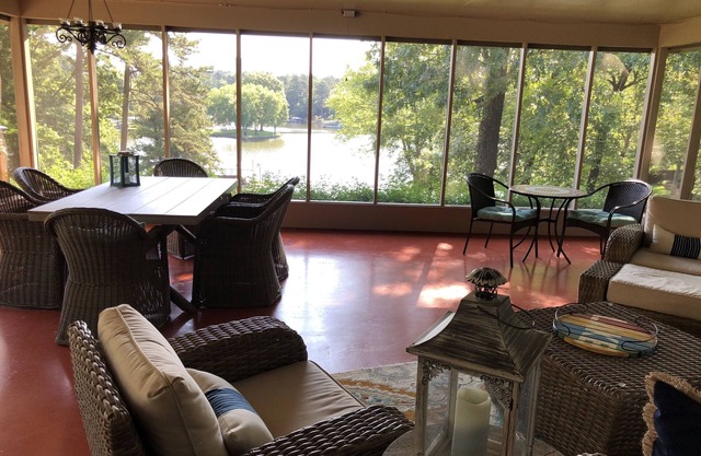 Perfect lakefront home with large screen room for family fun on Lake Hamilton