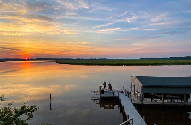 Perfect large river retreat -views, bunkroom, firepit, playset -by Williamsburg!