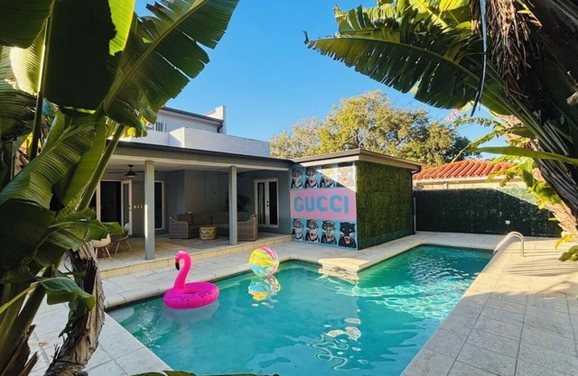 Perfect Location, 6 Bedrooms, 11 Beds, & The Pool - Welcome to the Gucci House!