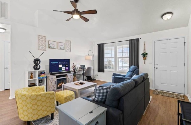 Perfect Location | Fast WiFi + Backyard & BBQ