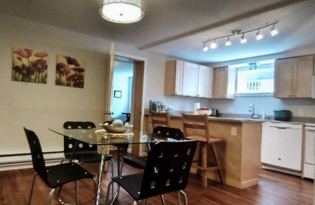 Perfect N. Seattle location, 2 bdrm, modern, clean, spacious, parking onsite