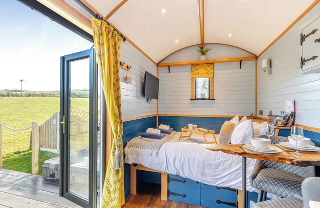 Perfect romantic break away in mid wales with private hot tub.