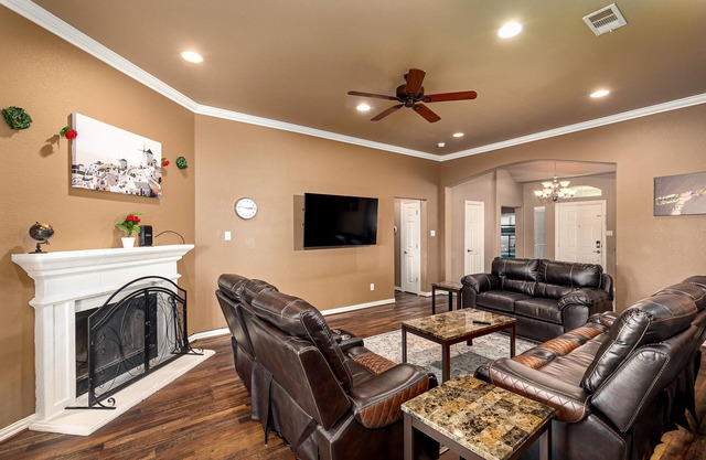 Perfect Stay in Ranch-like House with Huge Backyard!