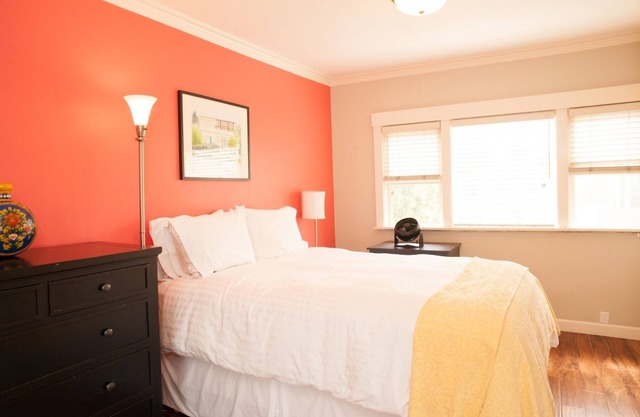 Perfect West Beach Location! 2 Level 1BR/1Ba. Walk everywhere! Rooftop Garden!