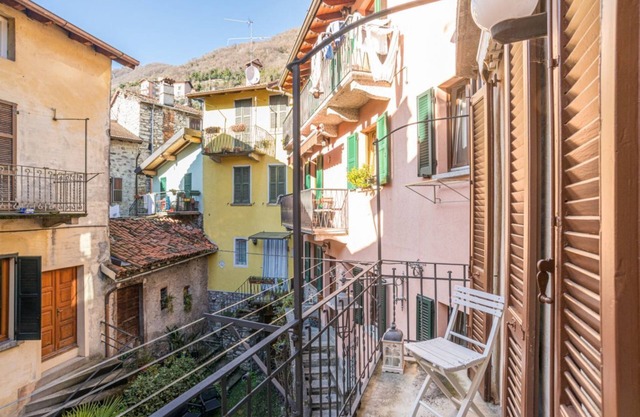 Period house of 125 square meters located on three floors with independent entrance (NO elevator), able to comfortably accommodate up to 6 people.The accommodation is located in the heart of Colonno, a characteristic medieval village of Lariano.The prope