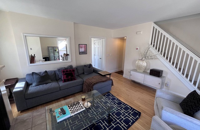 Pet-Friendly modern Home with Sauna, massage chair & Parking, remote office!