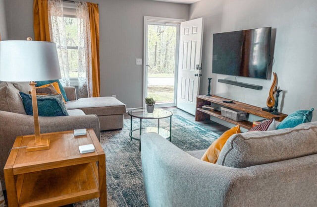 Pet-Friendly 1-Level Retreat: 40% Off Monthly Stays!